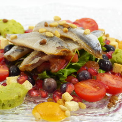 amanida de sardines fumades, humus , guacamole i olives fregides